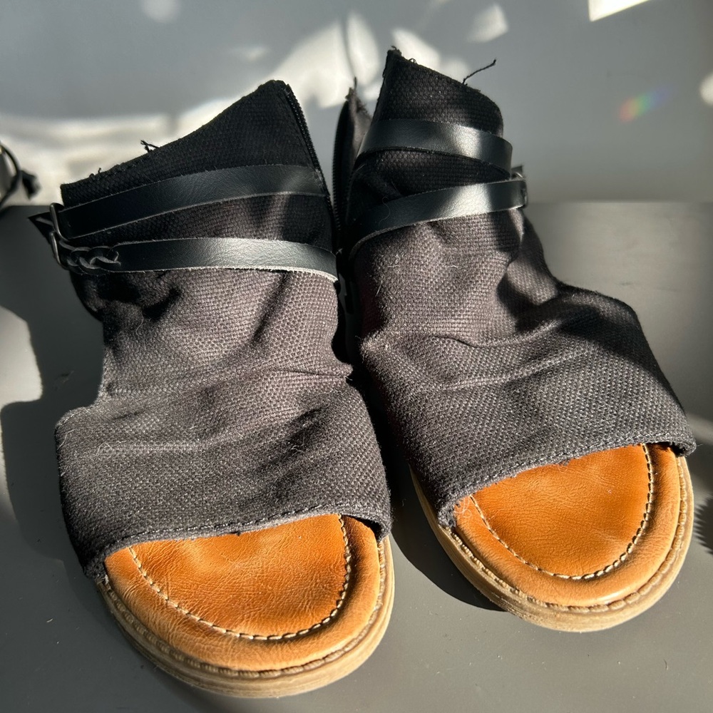 Blowfish Malibu Gladiator Sandals – Black Canvas with Buckle Detail, W Size 8.5
